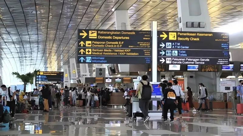 Arus balik nataru bandara soetta dipadati penumpang kedatangan domestik
