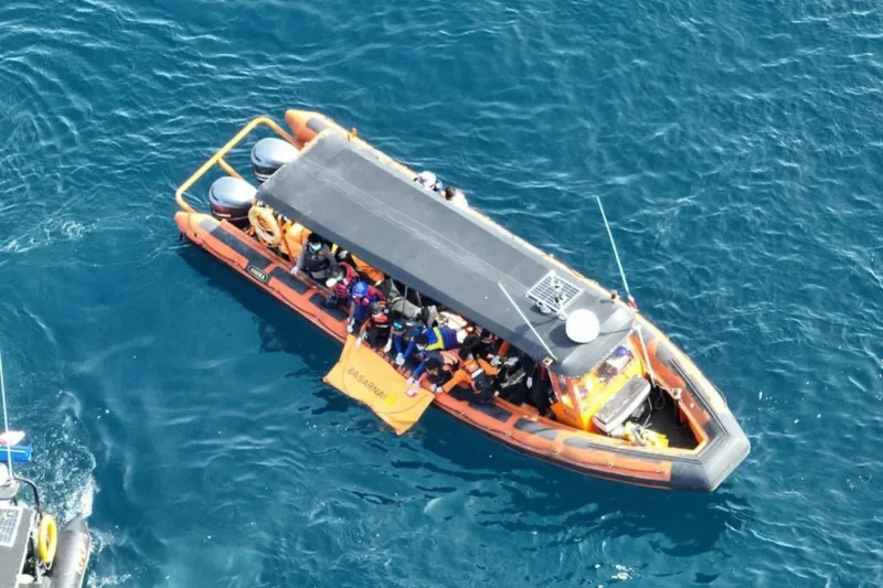 Tim SAR mencari korban kapal tenggelam di Labuan Bajo