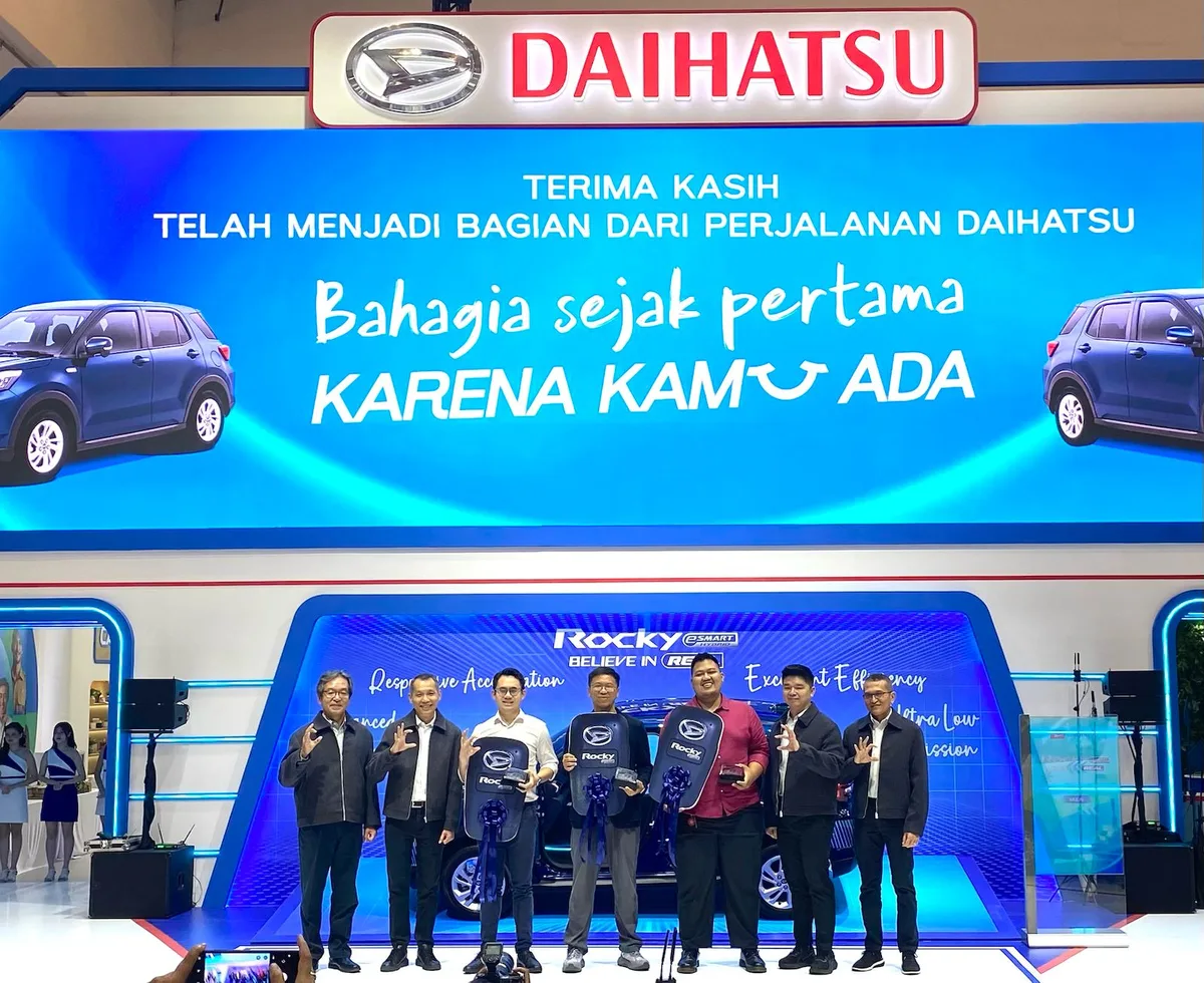 Ambil Momentum GJAW, Daihatsu Serahkan 3 Unit Pertama ke Konsumen Rocky Hybrid