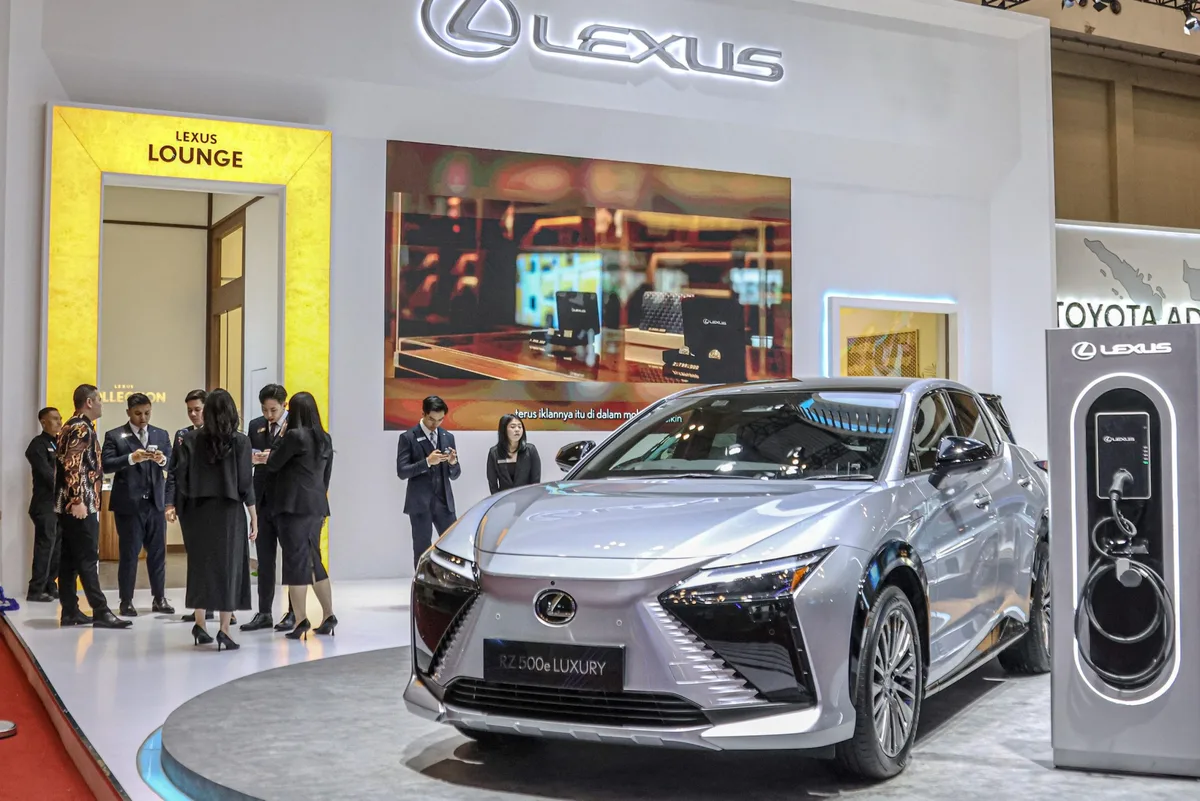 Lexus RZ 500e Debut di GJAW 2025, Bawa Teknologi Steer-by-Wire Pertama di Indonesia